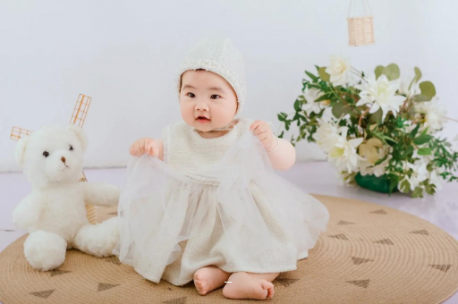 借卵生子机构宝宝几个月会吃手