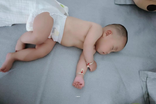 借卵生子机构没满月的宝宝